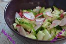 Салат из огурца и редиса с семенами фенхеля
