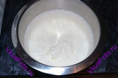 Для крема сливки взбить в устойчивую пену.
