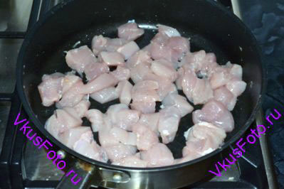 С куриной грудки снять кожу, удалить кости. Нарезать на кусочки размером примерно 1,5-2 см. Приправить солью и перцем. 