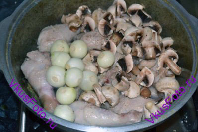Добавить нарезанные грибы, очищенный лук, соль и перец. Жарить еще 5 минут.