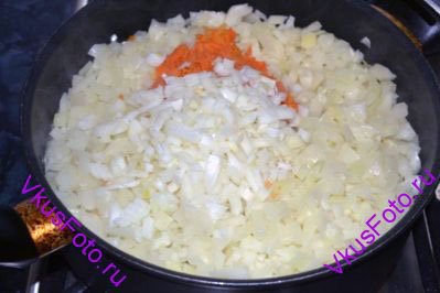 Затем добавить натертую на терке морковь и мелко нарезанный лук. 