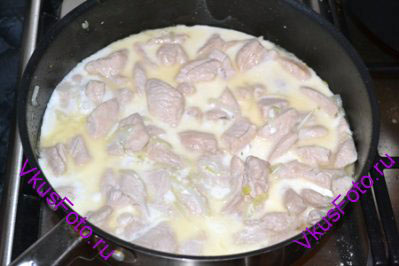 Влить сливки и тушить около 20 минут, пока не приготовится филе.