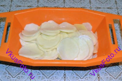 Картофель очистить и нарезать кружочками толщиной примерно 0,3-0,5 см.