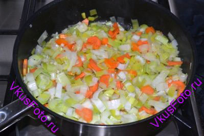 В сотейнике нагреть масло и сложить все подготовленные овощи. Тушить 15 минут под крышкой.
