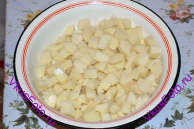 Пока овощи готовятся, почистить картофель и нарезать брусочками.