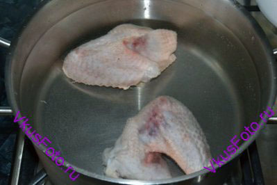 Курицу залить 3 литрами холодной воды и варить 1 час.