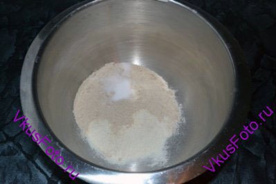 2 вида муки, соль положить  посуду для миксера.