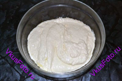 Вымесить тесто миксером до эластичного состояния, при этом тесто останется мягким. Переложить в другую миску, смазанную маслом.  
Накрыть пищевой пленкой и поставить в теплое место на 1,5 часа.
