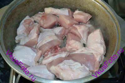 Тушку курицы нарезать на небольшие куски и обжарить в сотейнике с разогретым маслом.
