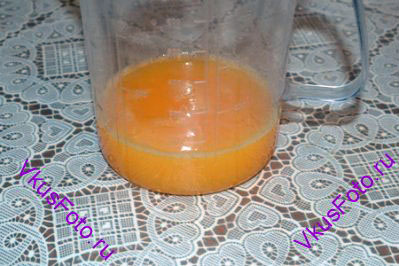  Из апельсина выдавить сок. 