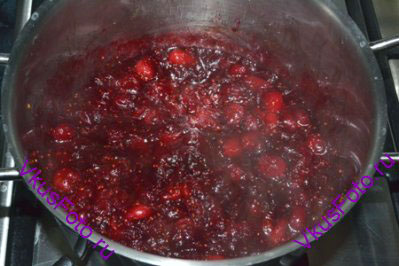  Варить, помешивая, пока ягоды не размякнут и джем не начнет густеть. Примерно 8-10 минут.
