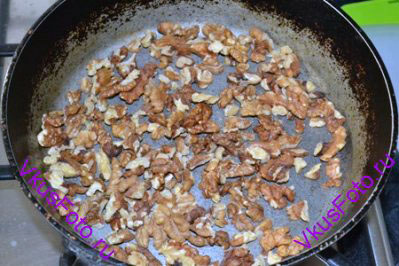 Орехи обжарить на сухой сковороде.