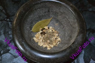 В ступку сложить 1 лавровый лист, кориандр, зиру, перец горошком и корневую петрушку. Истолочь в порошок.