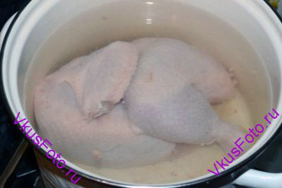 На следующий день сварить бульон из курицы. Курицу залить 2,5 л воды и поставить на огонь.