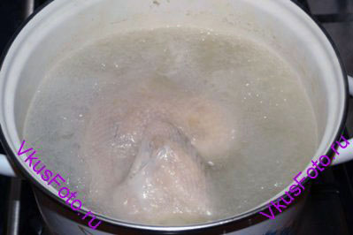 Когда вода закипит, собрать пену. Посолить. Варить 30-40 минут. Затем курицу вынуть из бульона.