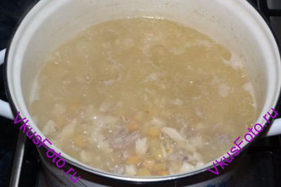 Нут положить в бульон и довести до кипения. 
Через 30 минут положить в суп макароны, жареные лук и чеснок и вернуть нарезанную на кусочки курицу.  Через 10 минут снять суп с огня.
