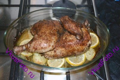 Запекать в духовке при температуре 200 градусов в течении 50 минут. Периодически вынимать противень из духовки и поливать курицу выделившимся соком.