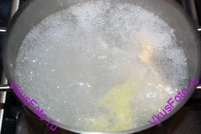 Курицу залить 2 л воды. Посолить и варить 40 минут.