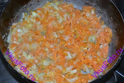 Лук мелко нарезать. Морковь натереть на крупной терке. Лук и морковь пассировать на сковороде в масле около 10-15 минут.