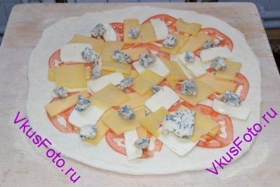 Сверху распределить сыр. Полить оливковым маслом.