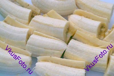 Бананы очистить и разрезать на ломтики.
