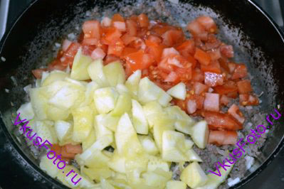 Добавить к мясу помидоры и кабачки, тушить под крышкой 10 минут.