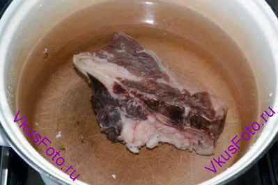 Мясо залить 2 литрами воды и варить в течении 1 часа с добавлением соли.
