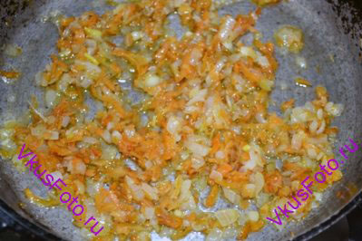 Лук мелко порубить, морковь натереть на терке. Пассировать в масле в течении 15 минут.