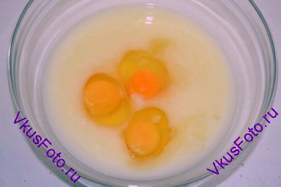 Через 1 час добавить яйца, сахар и соль.