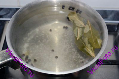Для маринада вскипятить 1 литр воды с солью. Когда вода закипит, снять с огня и добавить перец, уксус и лавровый лист.  Дать полностью остыть.