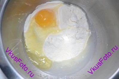 В миску просеять муку, влить воду и разбить яйцо.