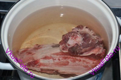 Мясо залить 2,5 л воды. Довести до кипения, собрать пену. Посолить и варить бульон 1,5 часа.