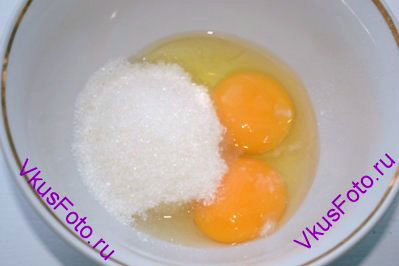 Яйца растереть с сахаром и ванильным сахаром.
