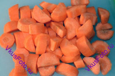 Морковь крупно порезать.