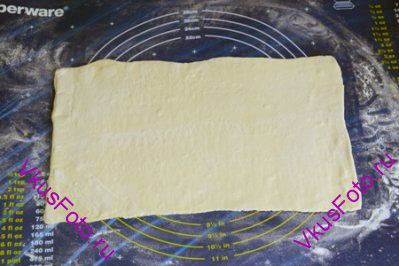 Взять половину слоеного теста (1 пласт) и раскатать в прямоугольник 20х35 см.