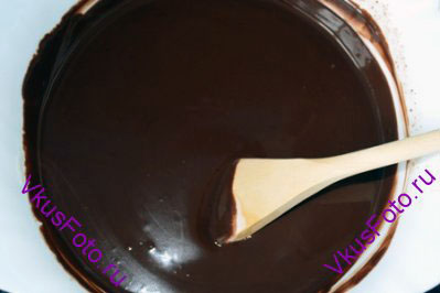 Перемешивать пока шоколад полностью не растворится и ганаш не приобретет однородность.