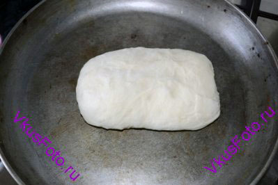 <a href=http://www.vkusfoto.ru/raznoe/formovanie_buhanki/158.html>Сформировать хлеб</a> и положить на смазанный маслом противень или сковороду.