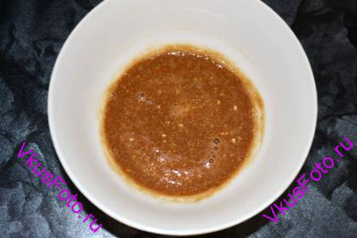 Приготовить соус, смешав настой от водорослей, тахини, рисовый уксус и соевый соус. 