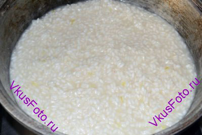 Рис получится мягкий снаружи и жесткий внутри – это состояние называется Al dente. Он готов для дальнейшего приготовления ризотто с различными добавками.
Если рис расстелить на противне и слегка подсушить при комнатной температуре, то его можно хранить в холодильнике до 2-х дней.
