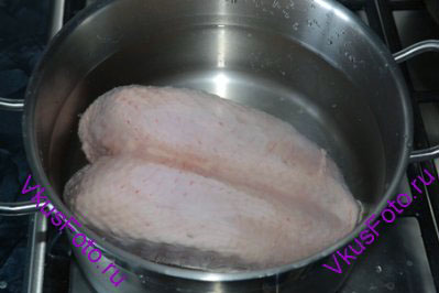 Куриную грудку отварить в подсоленной воде около 40 минут.