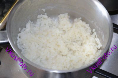 Рис варить около 10 минут. Снять с огня и оставить еще на 10 минут. Затем воду слить.