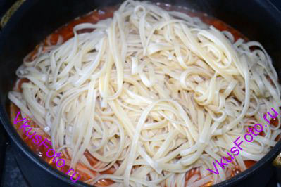 Спагетти положить в соус и прогреть. Сковороду снять с огня.
