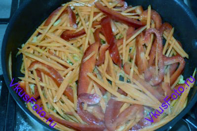 Добавить морковь, сладкий перец и жарить пока овощи не станут мягкими, примерно 10 минут.