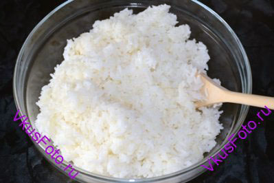 Когда рис остынет, переложить его в миску. Приправить уксусом, сахаром и солью. Аккуратно перемешать. Рис готов к дальнейшему использованию.