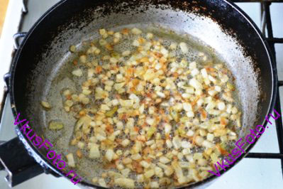 На сковороде растопить масло и пожарить мелко нарезанный лук до золотистого цвета. 
