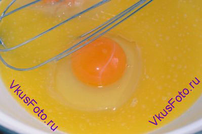 Когда масло остынет по одному добавить яйца и хорошо взбить. 