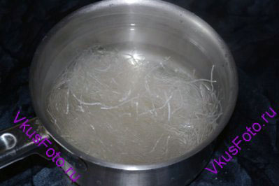 Рисовую лапшу фунчозу залить кипятком и оставить на 3-5 минут. Затем воду слить, а лапшу остудить.