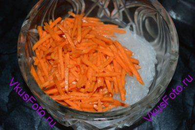 Положить фунчозу в салатник и добавить морковь по-корейски.