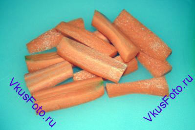 Морковь нарезать длинными брусками.
