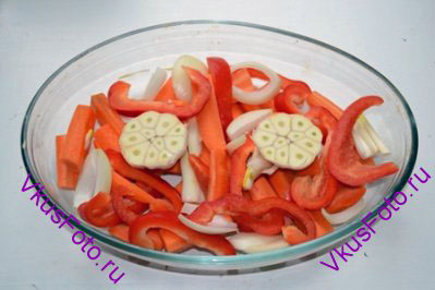 Положить овощи в жаропрочную посуду.